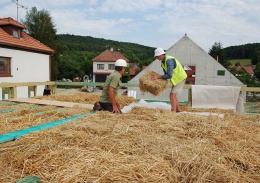 Obr. 2 K izolaci domu lze s úspěchem použít i balíky slámy - Centrum Veronica Hostětín