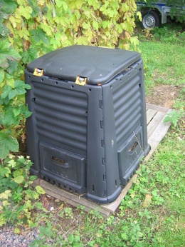 Obr. 1 Kompost nemusí zabírat na zahradě velkou plochu - plastový kompostér