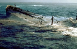 Obr. 1 Havárie ropného tankeru Amoco Cadiz u francouzského pobřeží v roce 1978