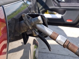 Obr 1 Plnění nádrže s LPG probíhá skrze vysokotlakou hadici přes speciální ventil